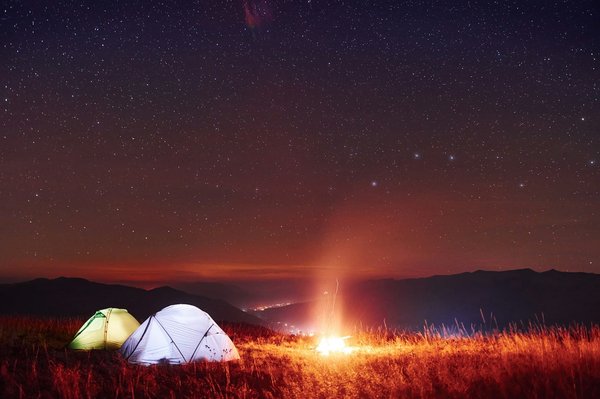 Comment organiser un camping pour observer les étoiles filantes en région de désert?