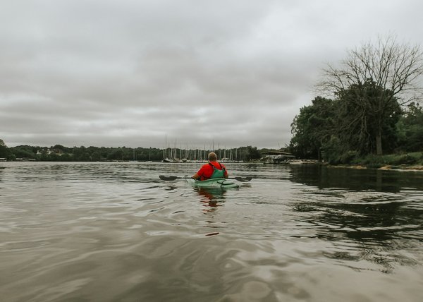 Quels sont les critères pour choisir une location de vacances en Bretagne avec des excursions en kayak?
